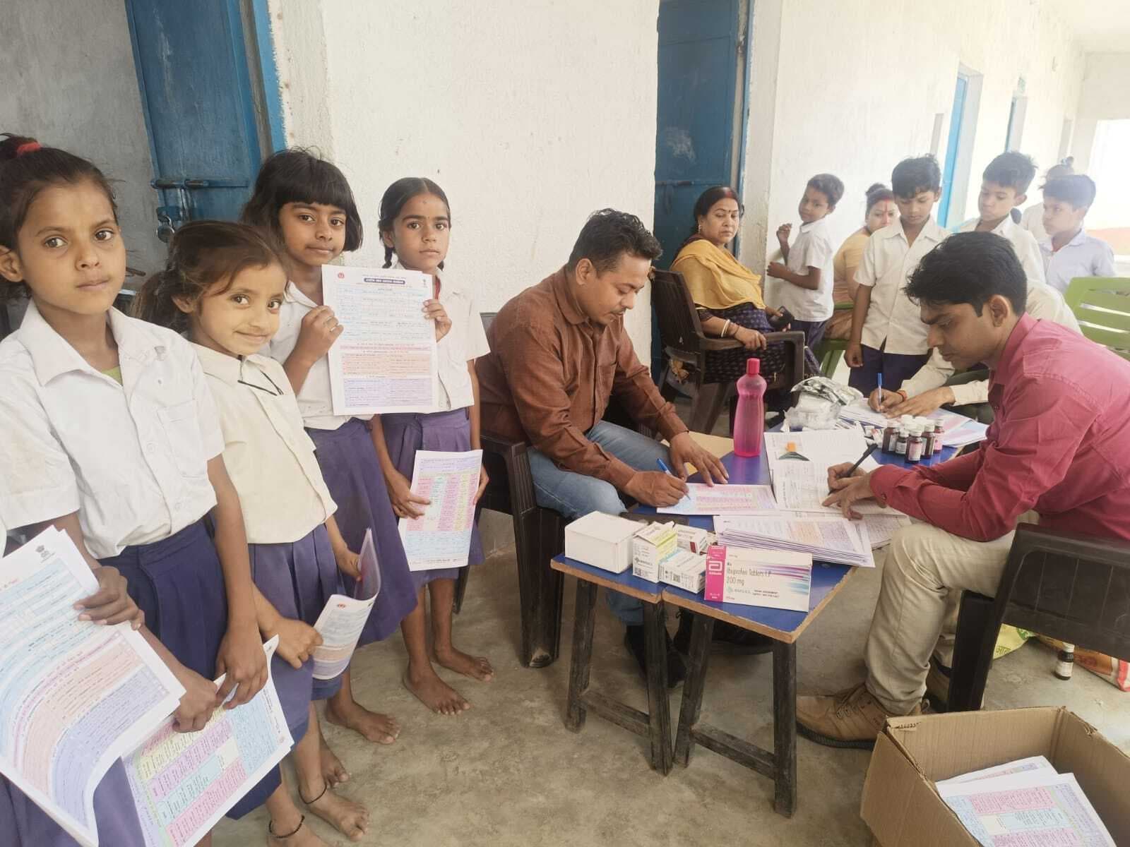 स्वास्थ्य शिविर आयोजित कर की गयी छात्र-छात्राओं के स्वास्थ्य  की जांच