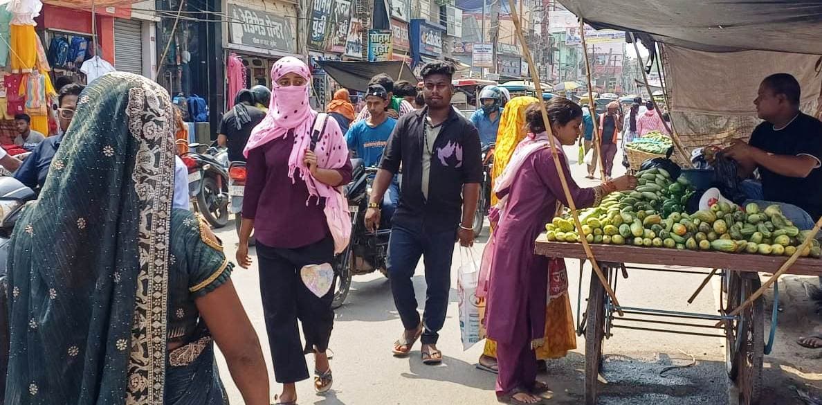 चिलचिलाती धूप व गर्म हवा के थपेड़ों ने किया परेशान