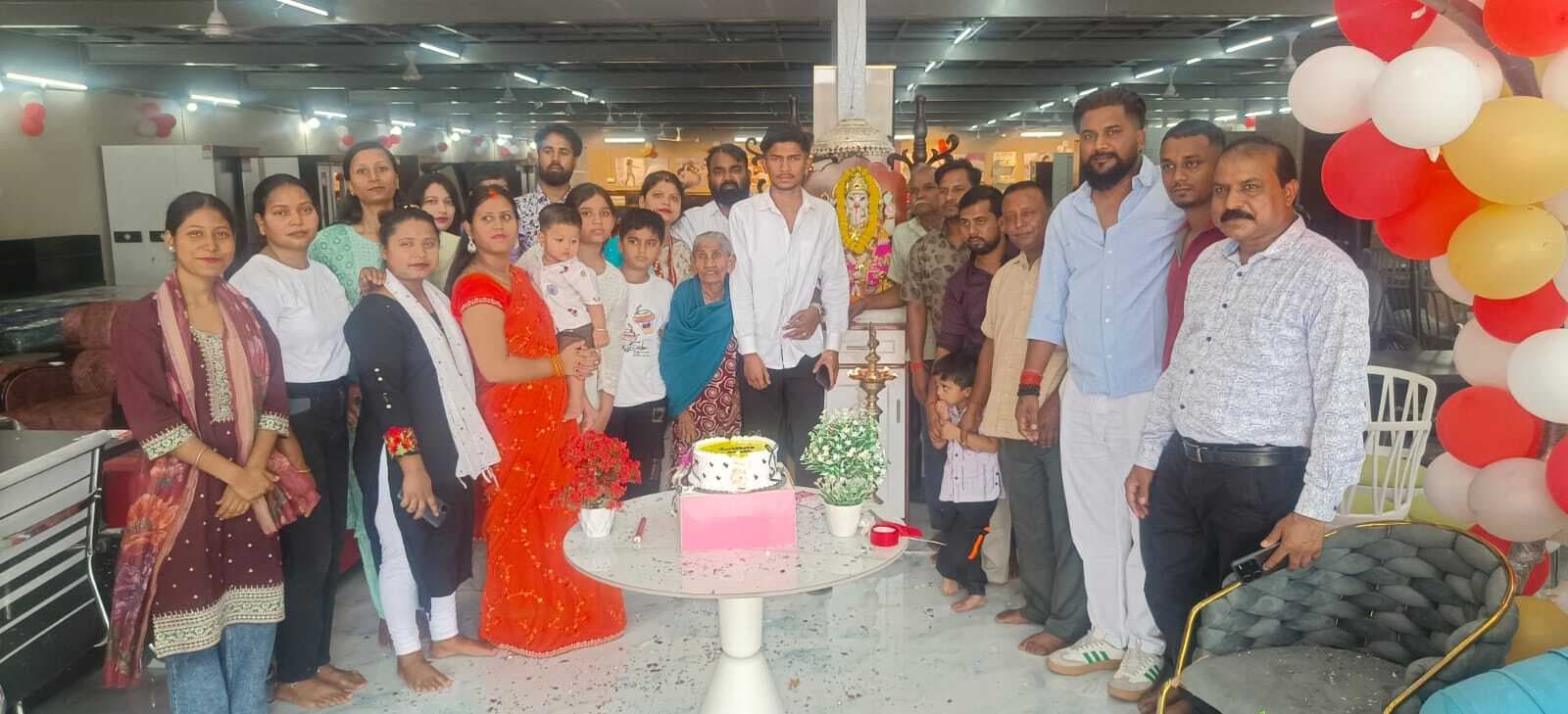 खूंटी में खुला फर्नीचर बाजार एंड डेकोर का शोरूम