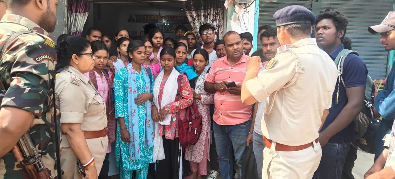 छात्राओं को छेड़खानी, उत्पीड़न व असामाजिक गतिविधियों की रोकथाम को ले किया जागरूक