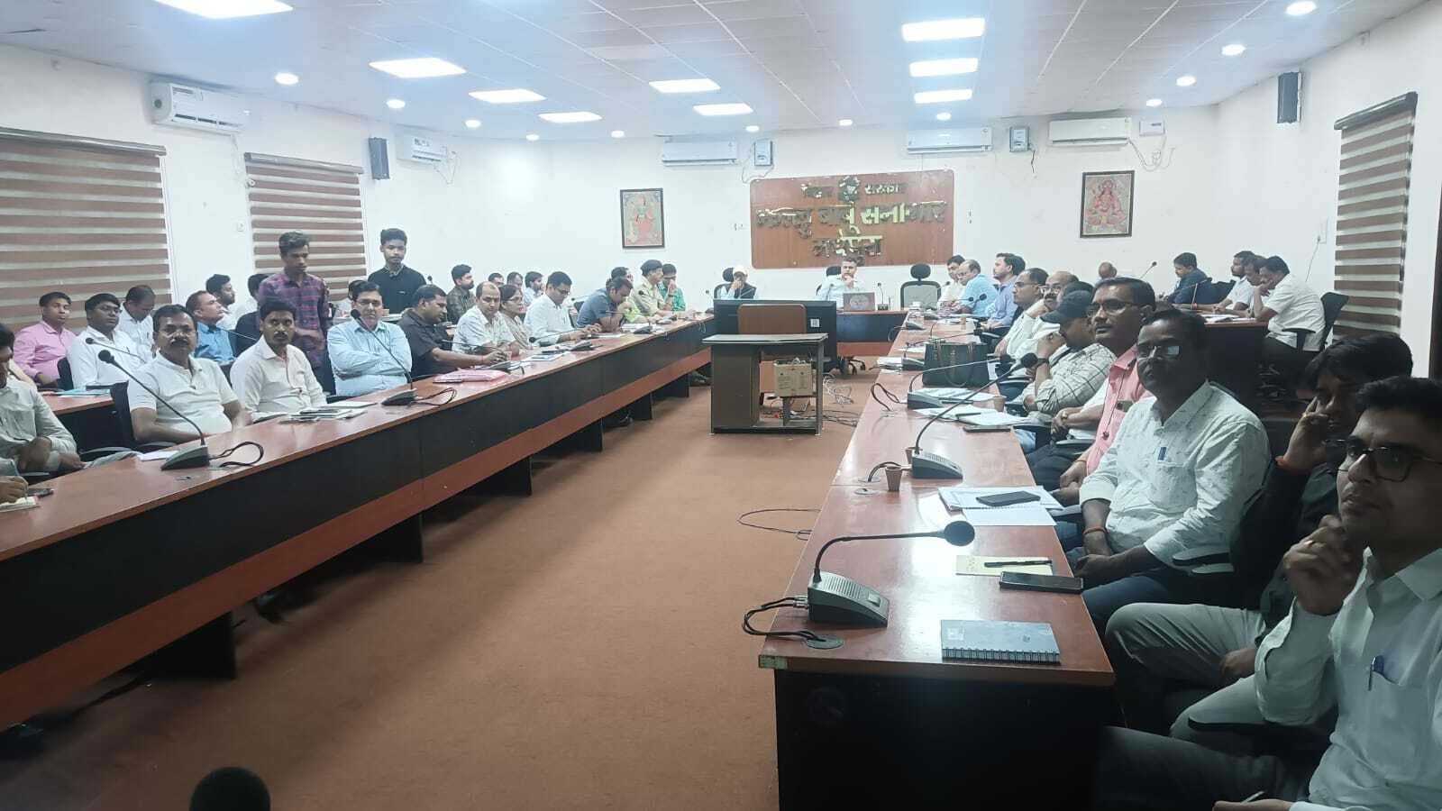 लक्ष्य को समयबद्ध तरीके से पूर्ण करने का डीएम ने दिया निर्देश