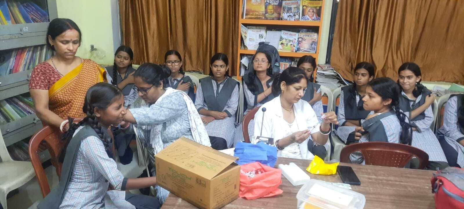 सरस्वती विद्या मंदिर में छात्राओं को लगाया गया एचपीवी का टीका