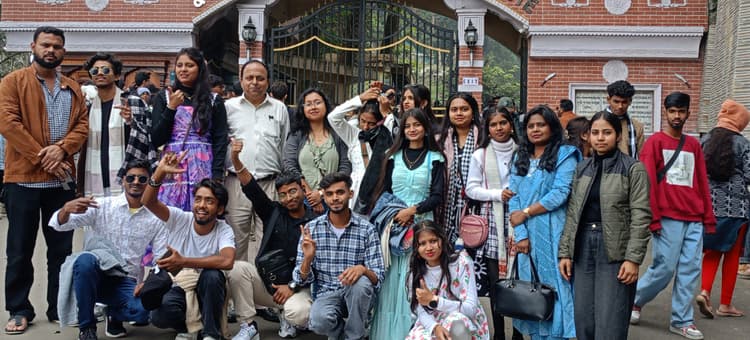 विद्यार्थियों ने दार्जिलिंग भ्रमण कर पर्वतारोहण से संबंधित जानकारियां प्राप्त की