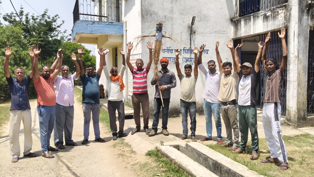 गौ भक्तों ने प्रखंड पशुपालन पदाधिकारी का किया पुतला दहन, बर्खास्तगी की मांग