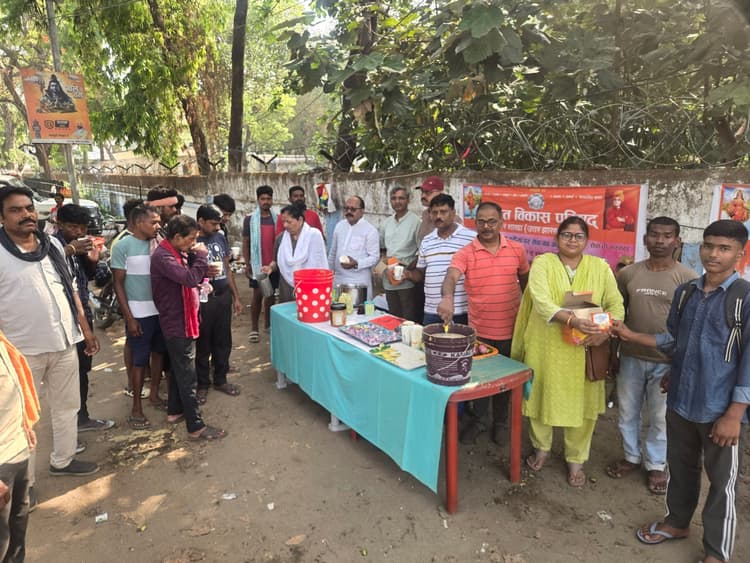 अक्षय तृतीया000 400 से अधिक लोगों को शरबत और ओआरएस से मिली राहत