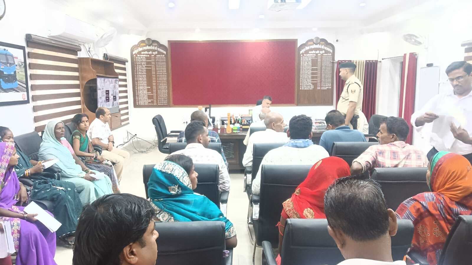 डीएम ने जनसुनवाई के दौरान दिये आवश्यक निर्देश