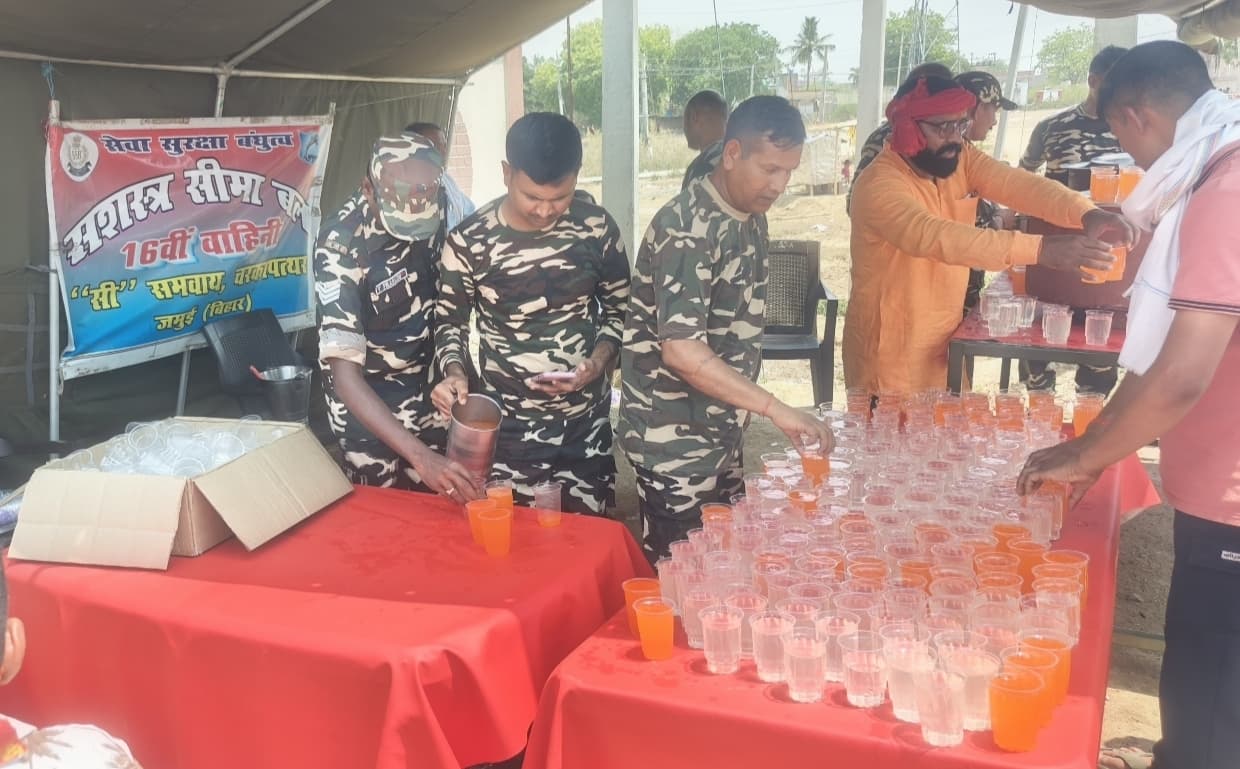 कलश यात्रा में शामिल श्रद्धालुओं को एसएसबी ने पिलाया नींबू-ग्लूकोज पानी