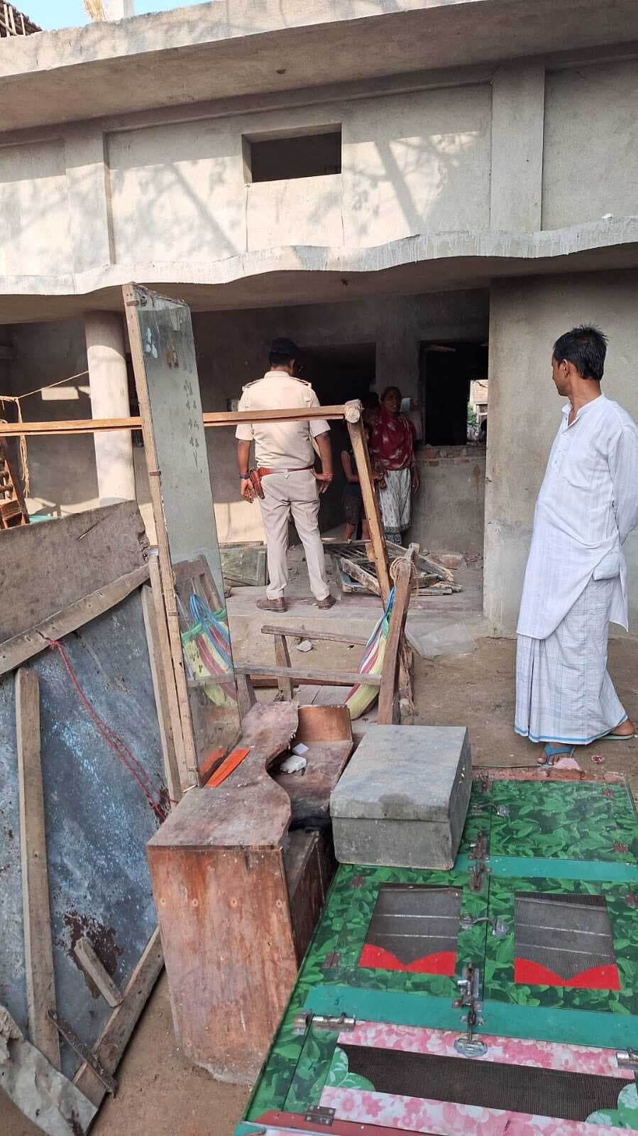 न्यायालय के आदेश पर फरार आरोपित के घर पुलिस ने की कुर्की जब्ती