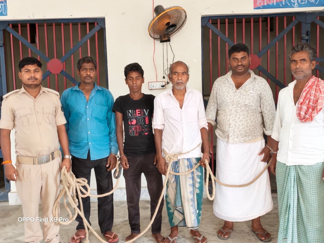 पांच शराबी सहित तीन वारंटी गिरफ्तार