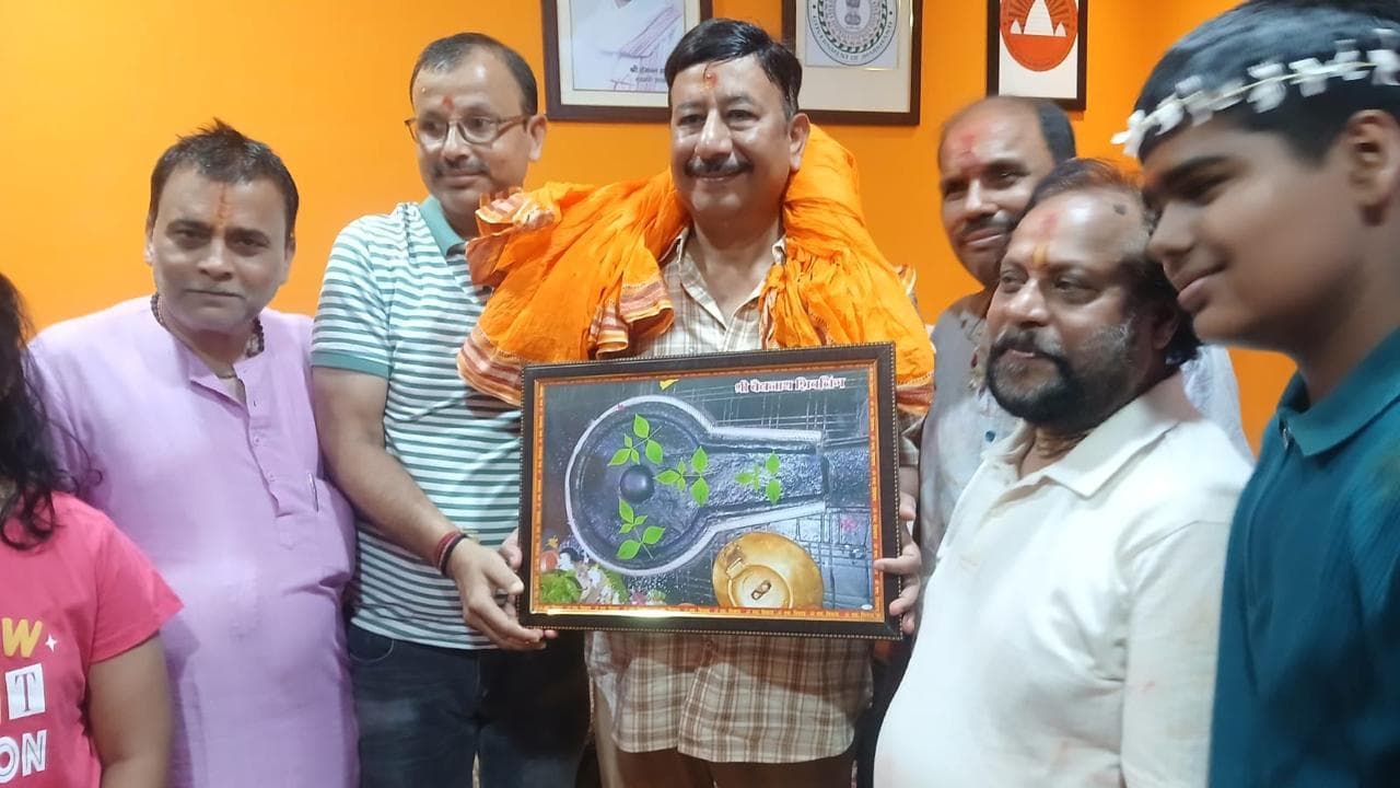 पूर्व आईएएस अरुण कुमार सिंह पहुंचे बाबा मंदिर, की पूजा-अर्चना