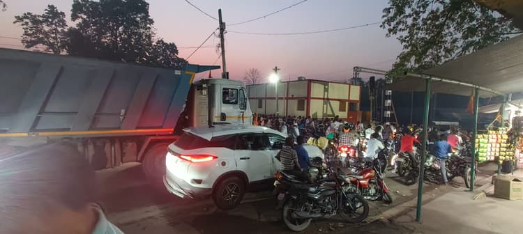 ओवरब्रिज नहीं बनने से राहगीरों की बढ़ी परेशानी