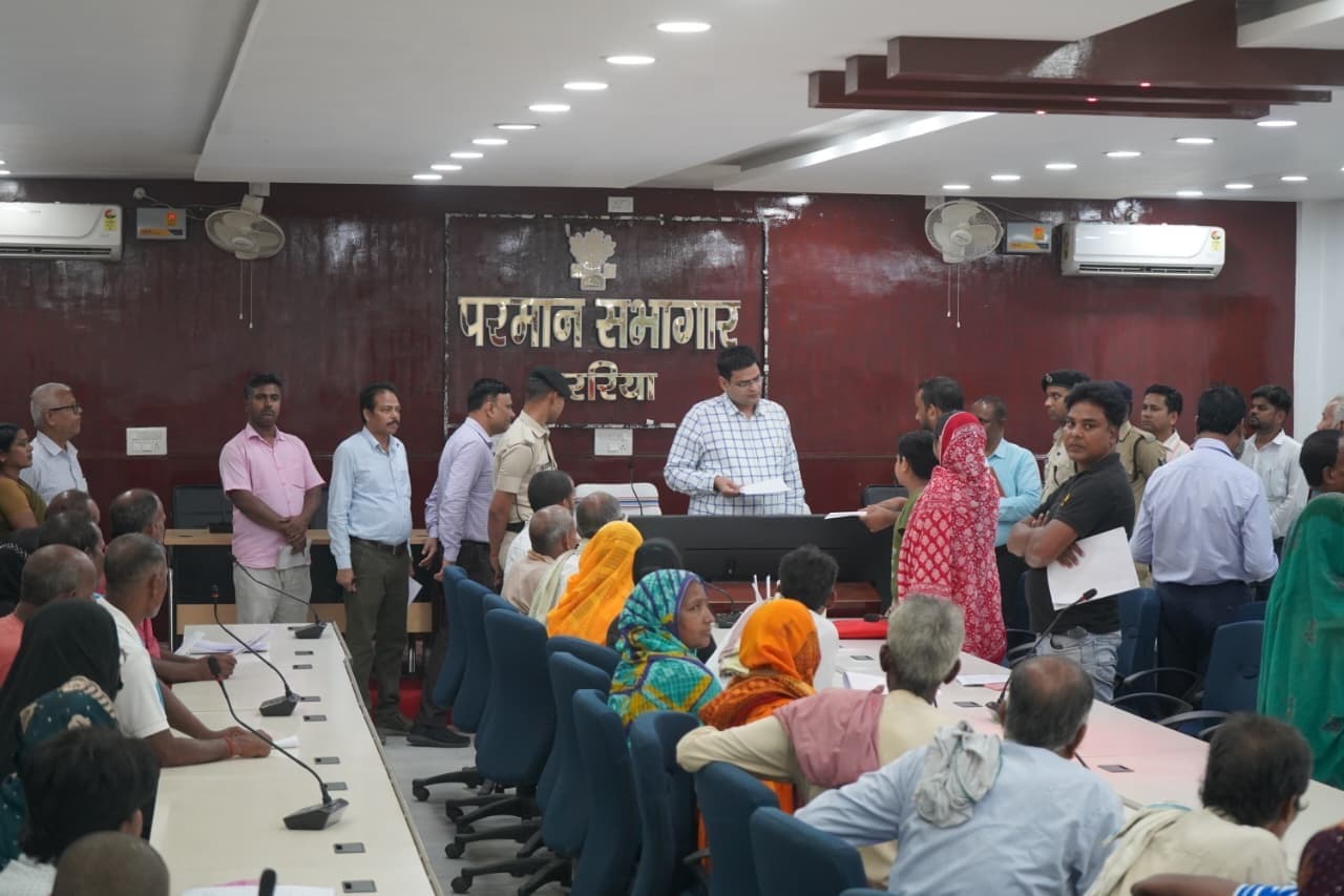 जनता दरबार में डीएम ने सुनी लोगों की फरियाद