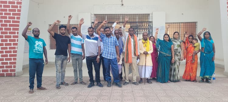 भूमि अधिग्रहण में अनियमितता का आरोप, अंचल कार्यालय में किया प्रदर्शन