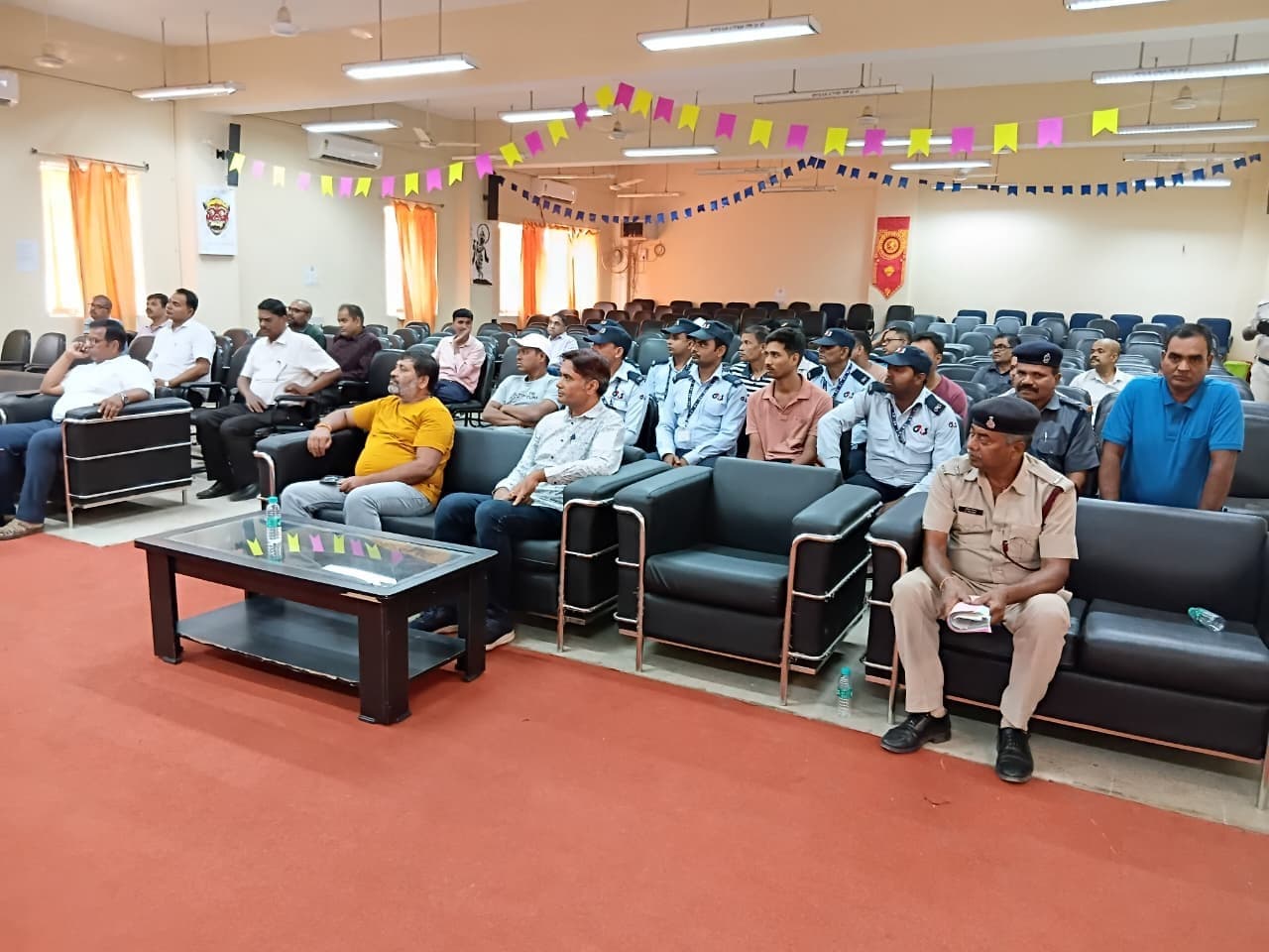 लाइव डेमो से छात्रों को मिली आग बुझाने और सुरक्षित निकासी की जानकारी