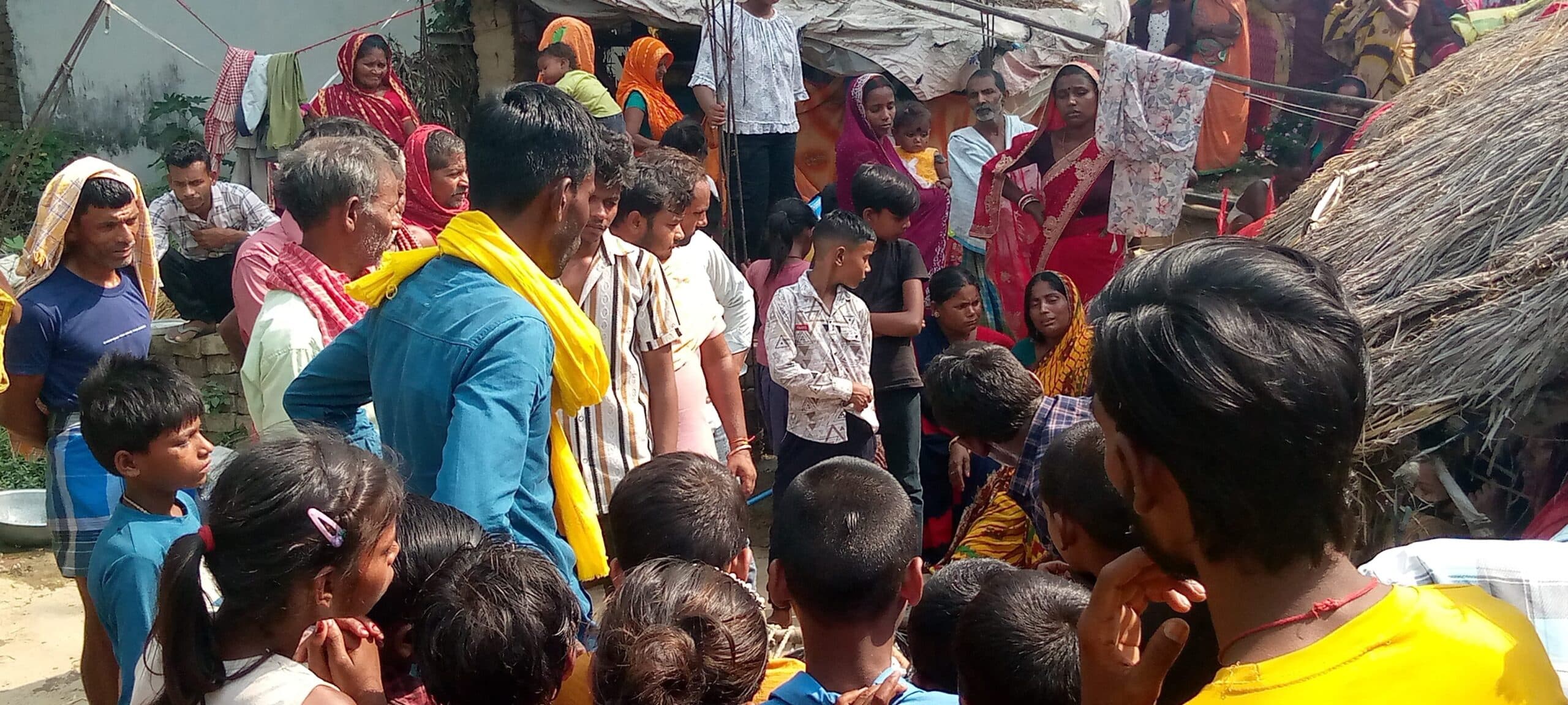 अवैध बालू लदे ट्रैक्टर के धक्के से बाइक सवार जीजा की मौत, साला जख्मी