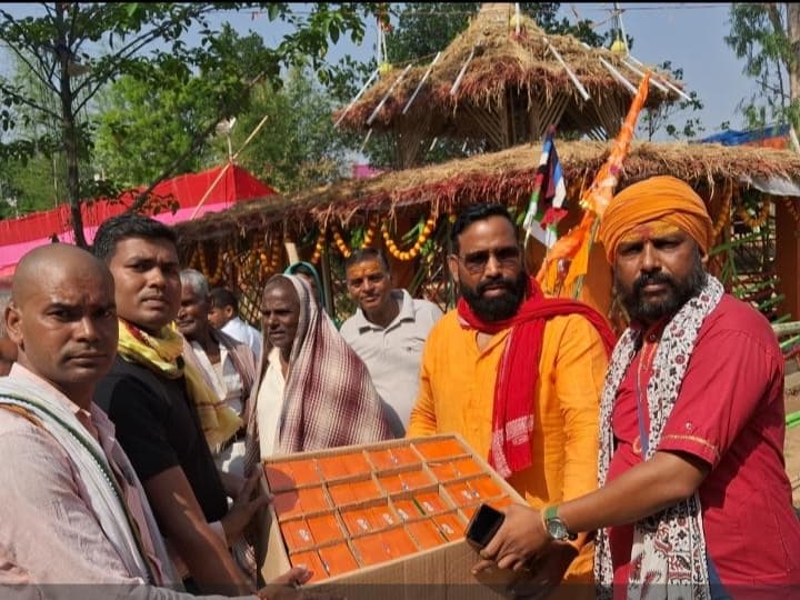 शिव-पार्वती मंदिर प्राण-प्रतिष्ठा पर श्रद्धालुओं के बीच जूस व ग्लूकोज वितरण