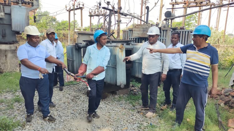 Giridih News :20 घंटे के बाद बनियाडीह क्षेत्र में बहाल हुई बिजली, लोगों को राहत