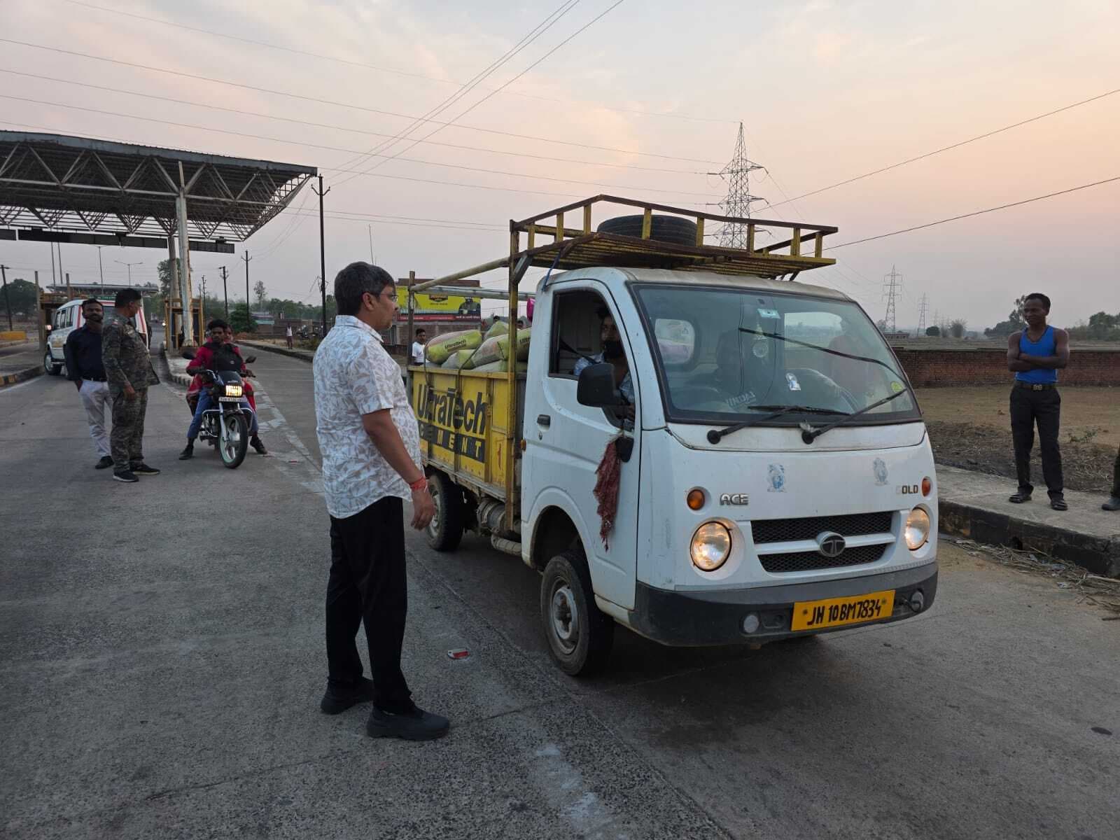 Giridih News :मोटर वाहन अधिनियम के उल्लंघन पर डीजे पिकअप वैन जब्त