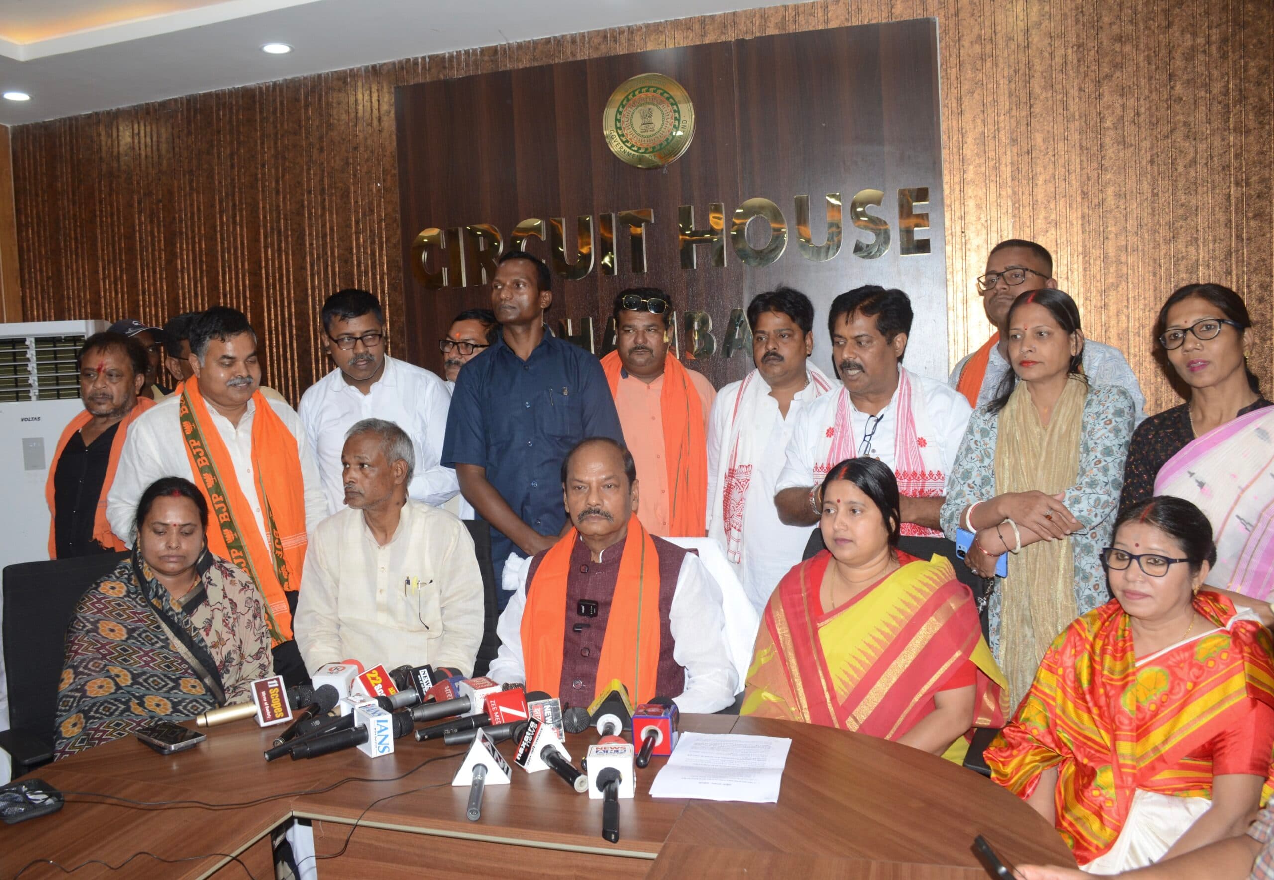 Dhanbad News: महिलाओं की स्थिति से तय होती है समाज की प्रगति : रघुवर दास