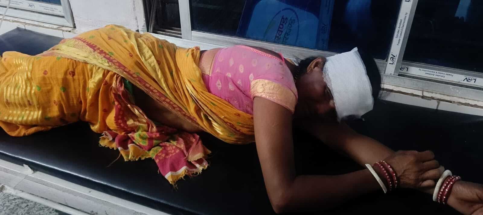 बंदूक के कुंदे से मारकर पति-पत्नी को किया घायल, भर्ती