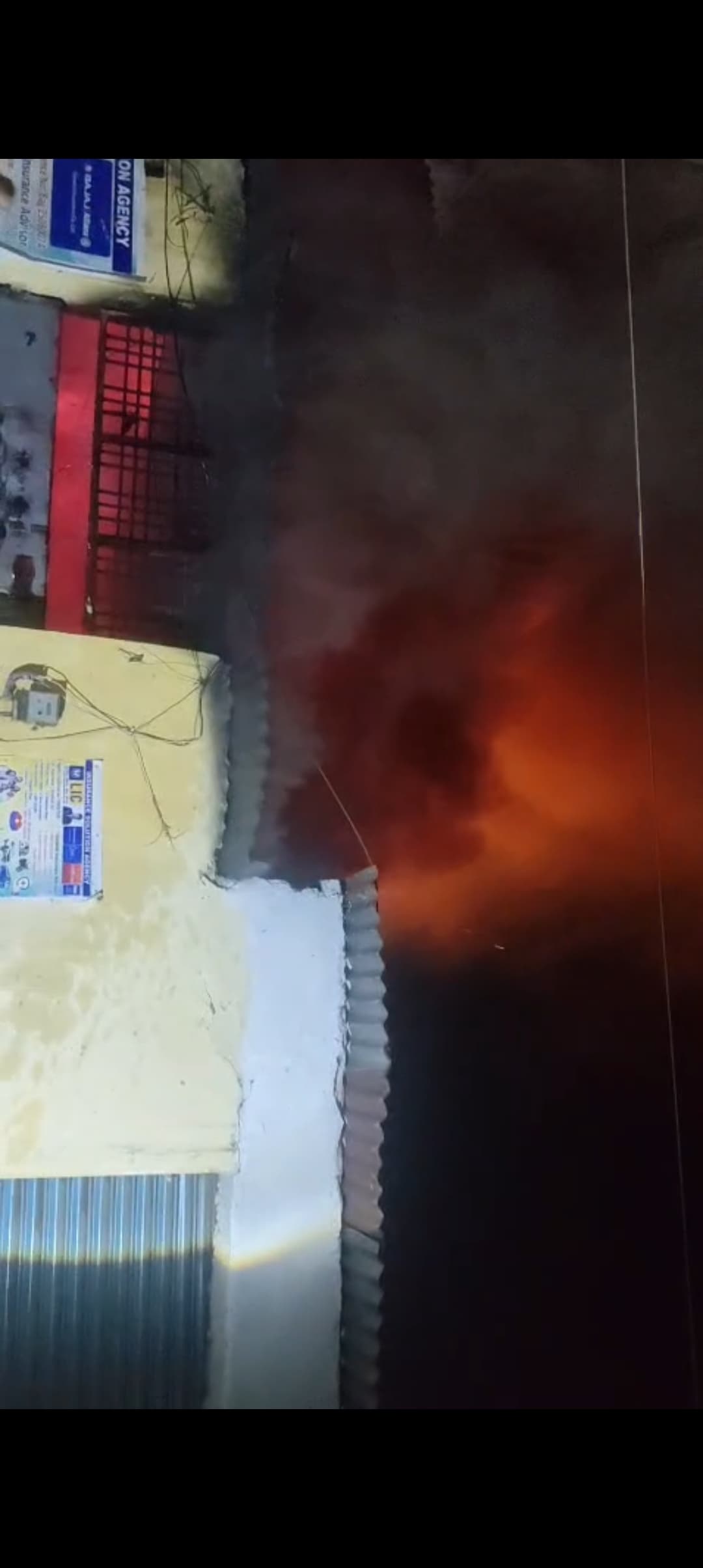 शॉर्ट सर्किट से फर्नीचर दुकान में लगी आग, लाखों का सामान खाक