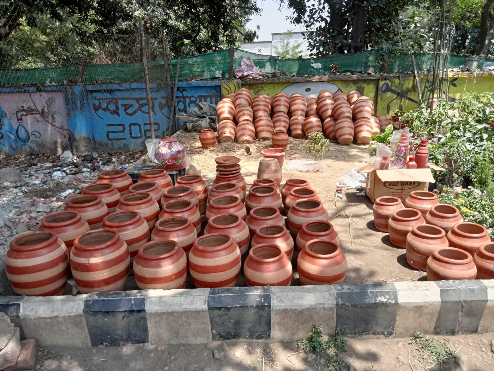 भीषण गर्मी में बढ़ा मिट्टी के घड़े-सुराही का सहारा