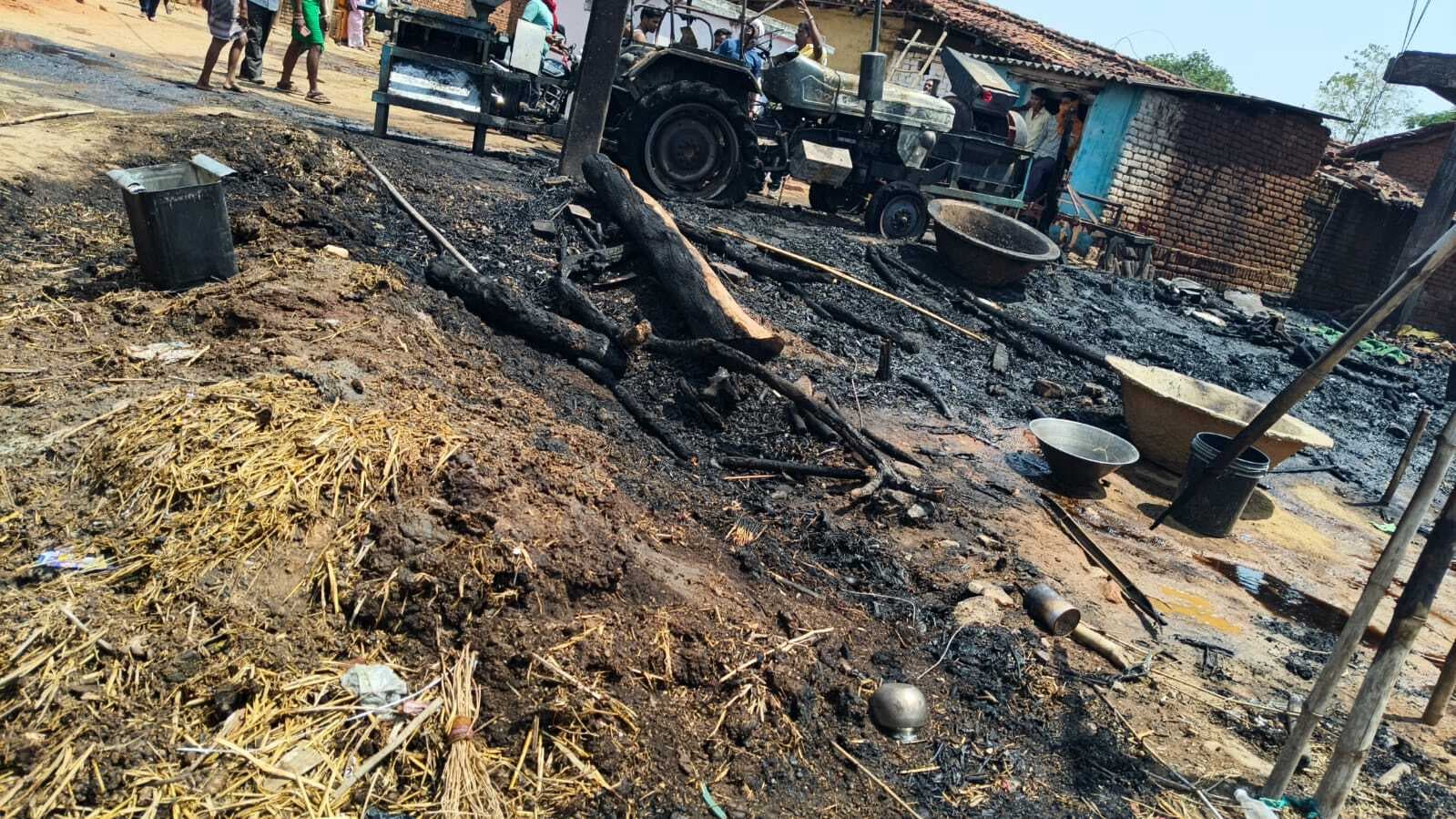 शॉर्ट सर्किट से लगी भीषण आग, ट्रैक्टर व कृषि उपकरण जलकर राख