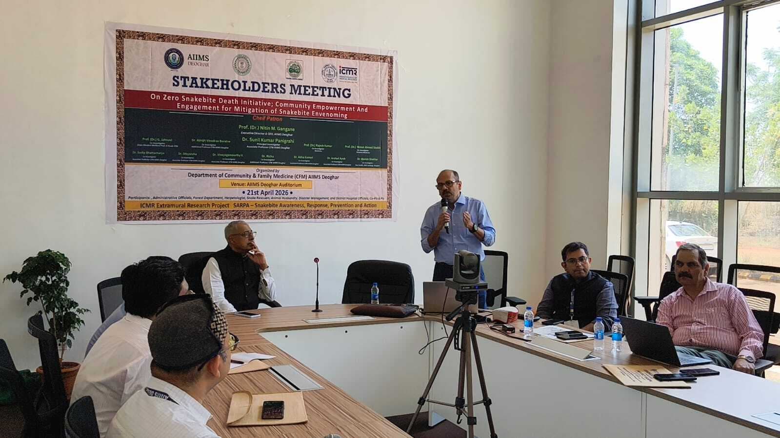 एम्स में सर्पदंश से बचाव का बताया तरीका