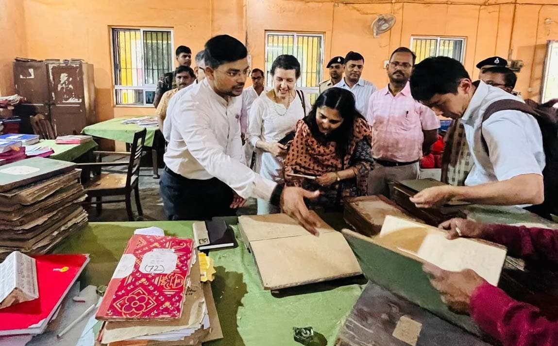 पूर्णिया में विश्व बैंक टीम का दौरा, 200 वर्ष पुराने अभिलेखों के संरक्षण पर जोर