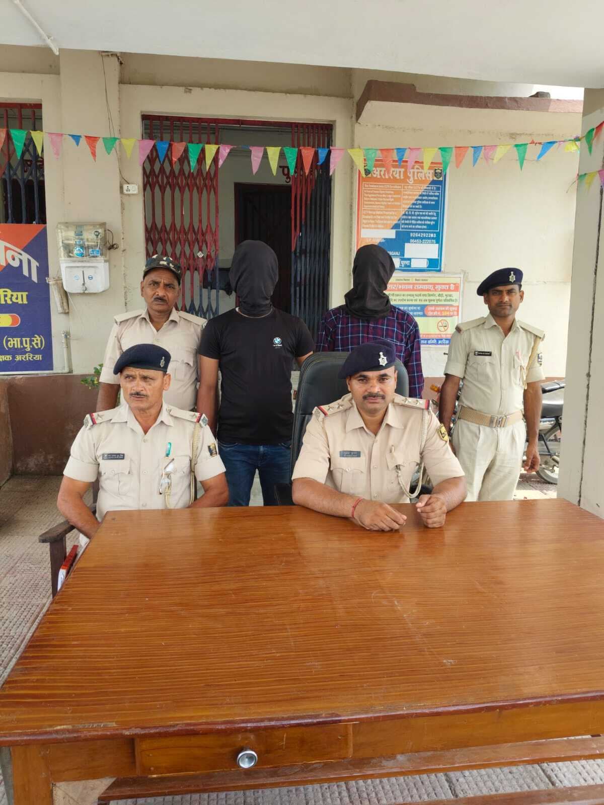 वारंटी समेत दो गिरफ्तार