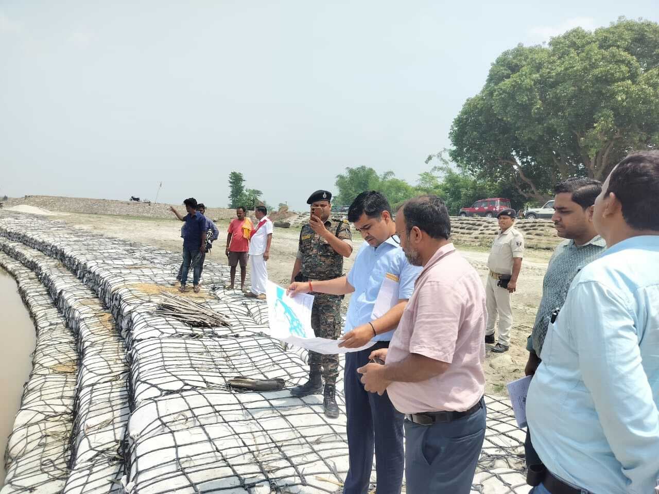 डीएम ने कोसी तटबंध कार्यों का किया निरीक्षण, गुणवत्ता और समयबद्धता का दिया निर्देश