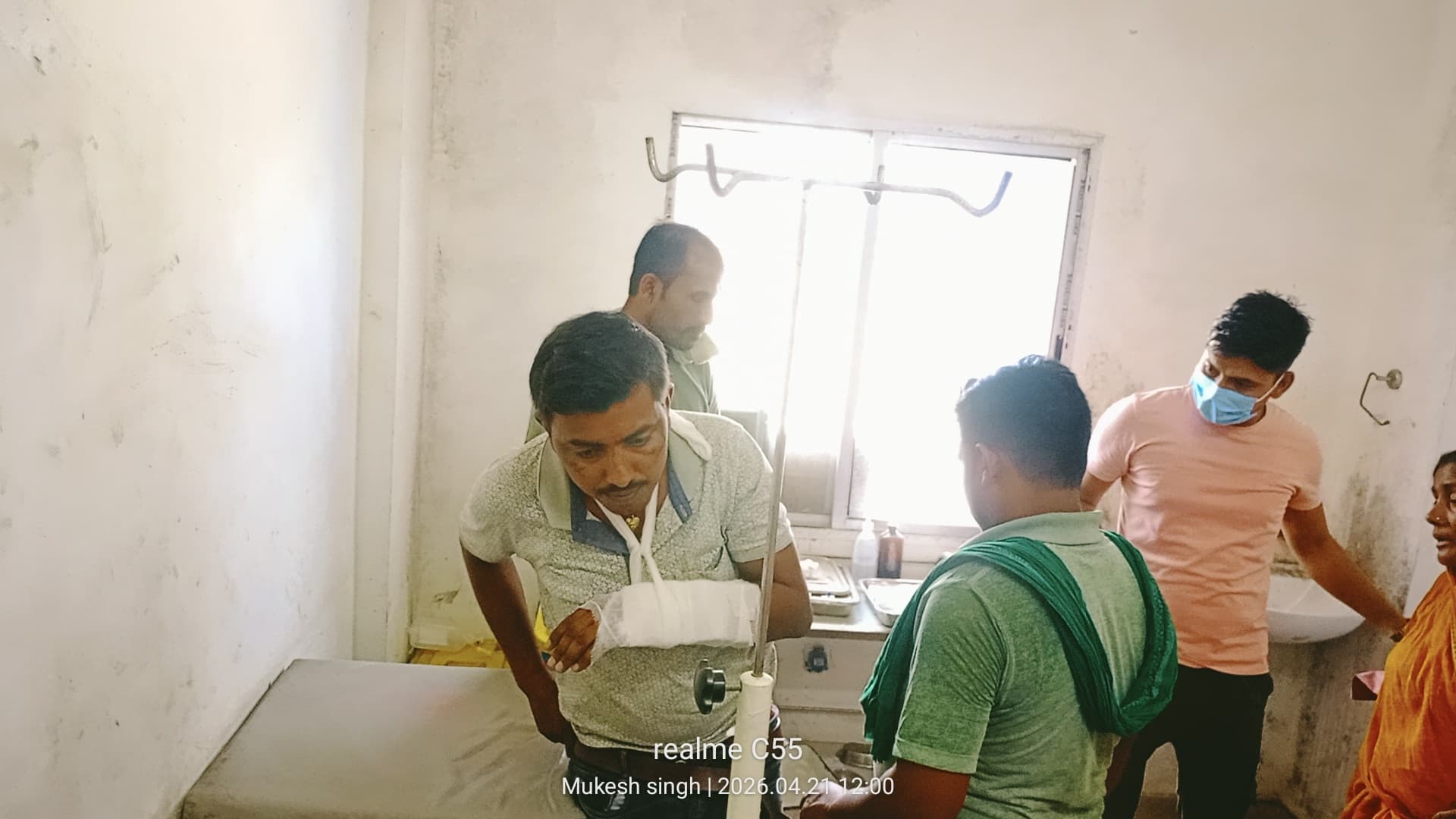 बाईक की ठोकर से पति-पत्नी जख्मी