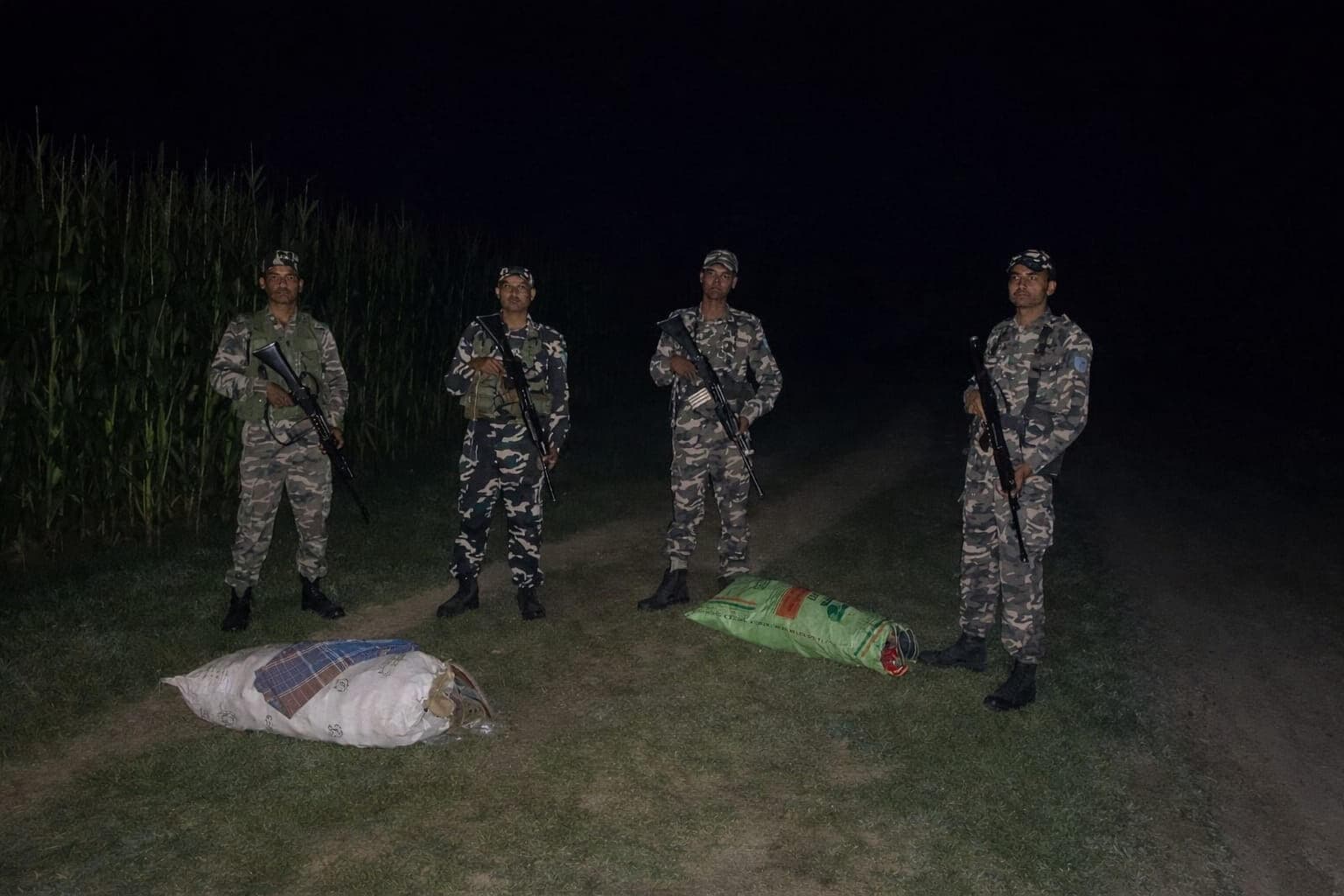 405 बोतल नेपाली शराब के साथ दो बाइक जब्त, तस्कर फरार