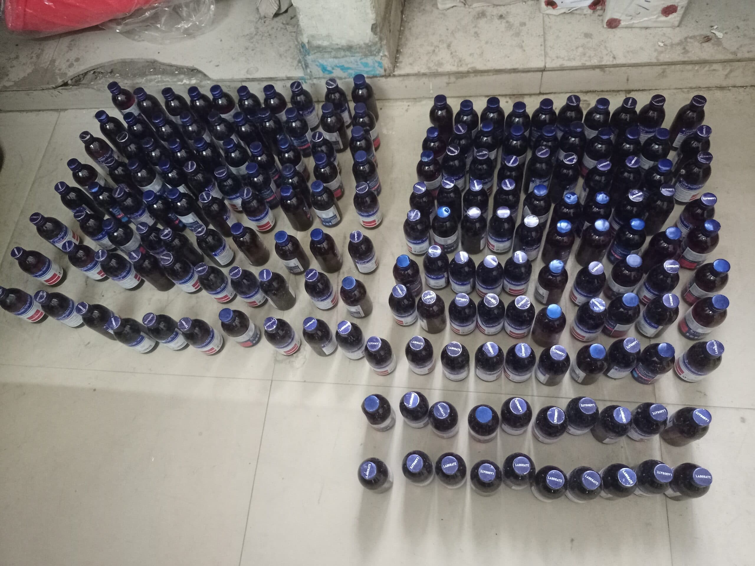 प्रतिबंधित 180 बोतल कफ सीरप के साथ तस्कर गिरफ्तार