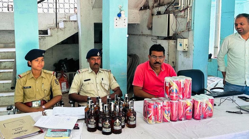 पुलिस वाहन को देख बीयर व विदेशी शराब फेंक कारोबारी हुआ फरार
