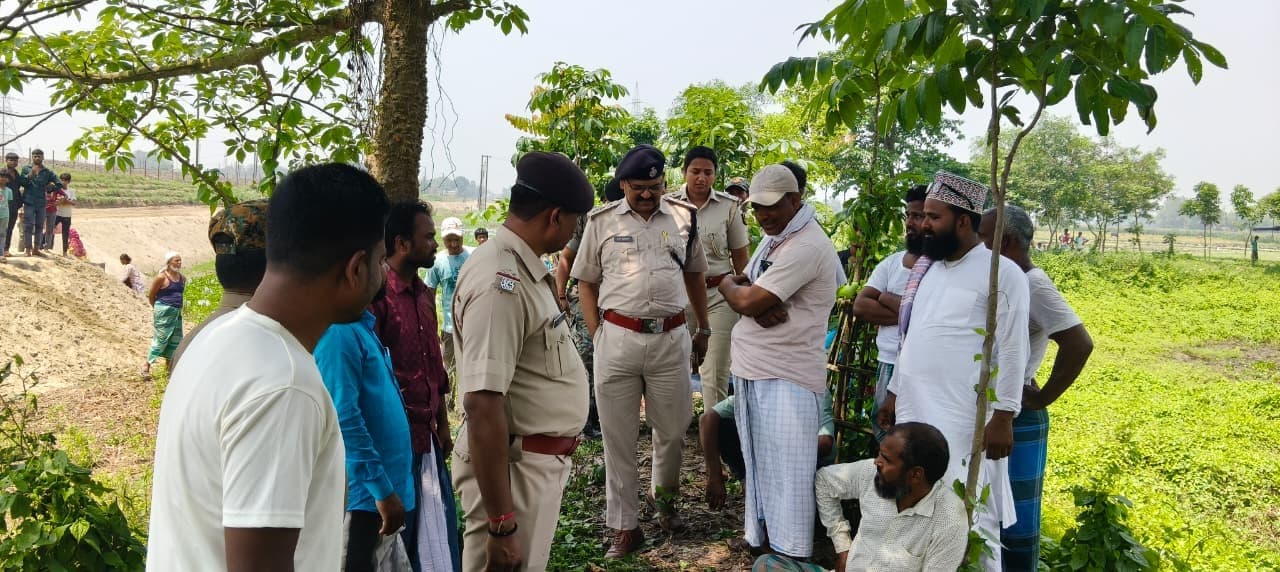 कदम के पेड़ से लटका मिला महिला का शव, मृतका की मां ने ससुराल पक्ष पर प्रताड़ना का लगाया आरोप