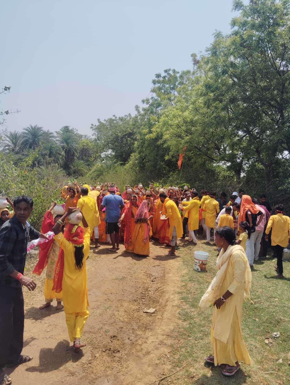 सारठ : प्राण-प्रतिष्ठा के लिए निकाली गयी भव्य कलश यात्रा