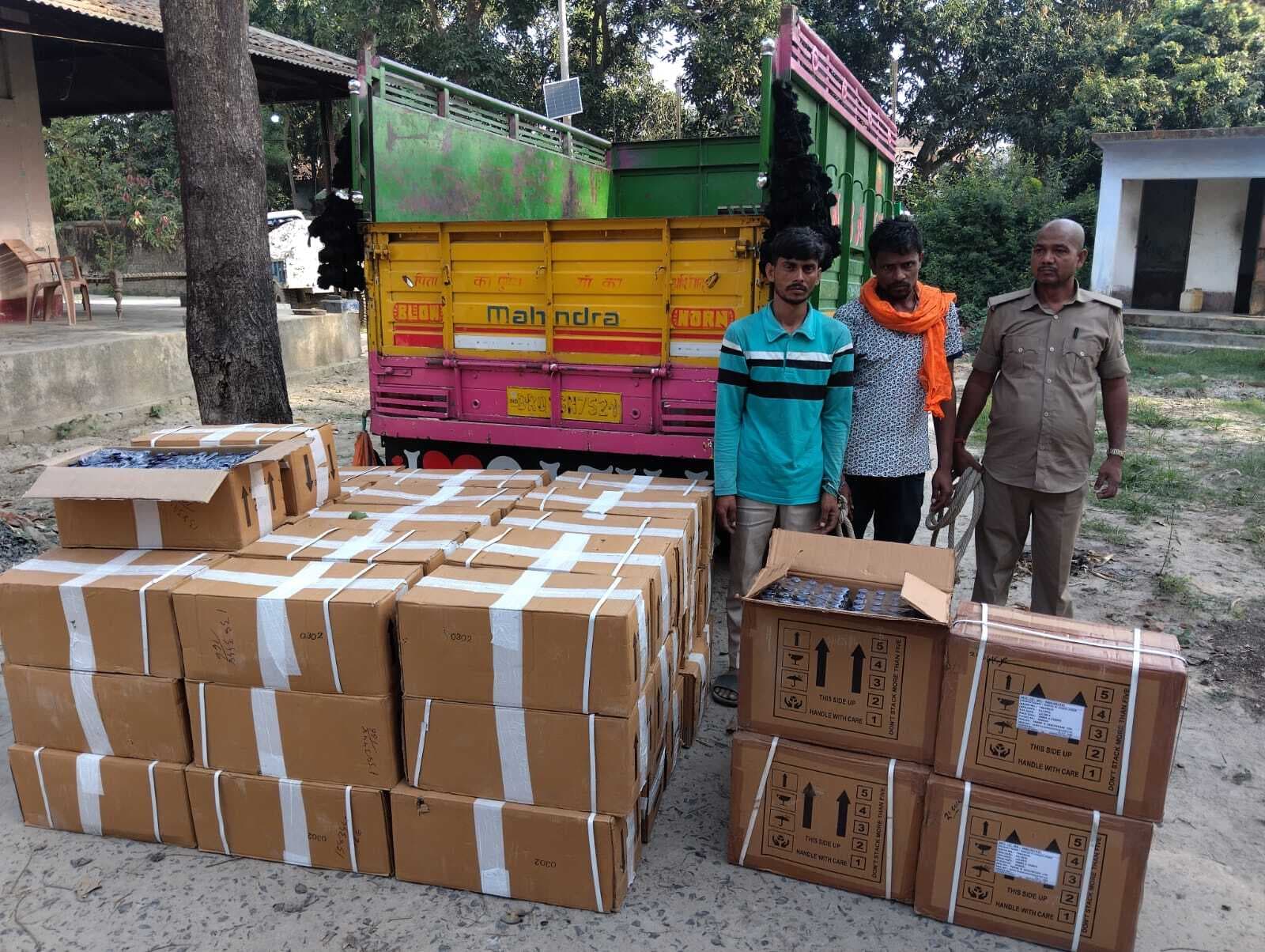 पिकअप से 47 कार्टन कोडिन कफ सीरप बरामद, दो गिरफ्तार