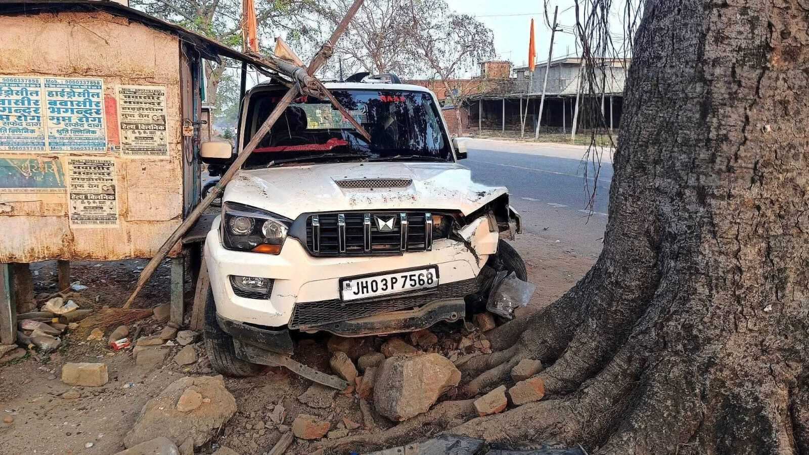 Giridih News :अनियंत्रित होकर पेड़ से टकराया चारपहिया, बाल-बाल बचे सवार