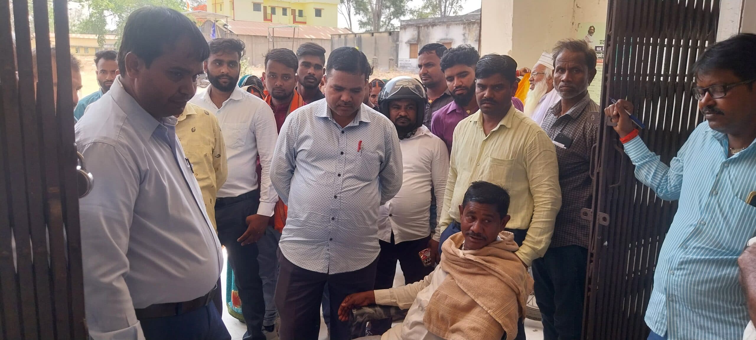 Giridih News :प्रखंड प्रमुख ने देर से कार्यालय आनेवाले सरकारी कर्मियों की हाजिरी काटी