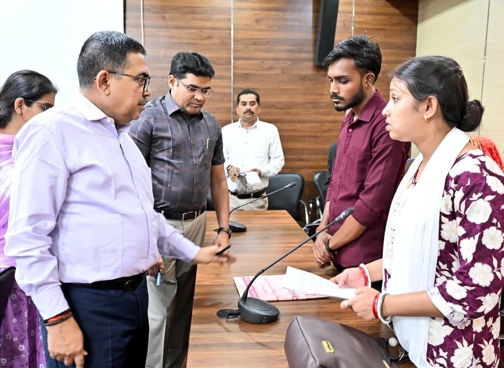 Bokaro news : जनता दरबार में डीसी ने सुनी लोगों की समस्याएं