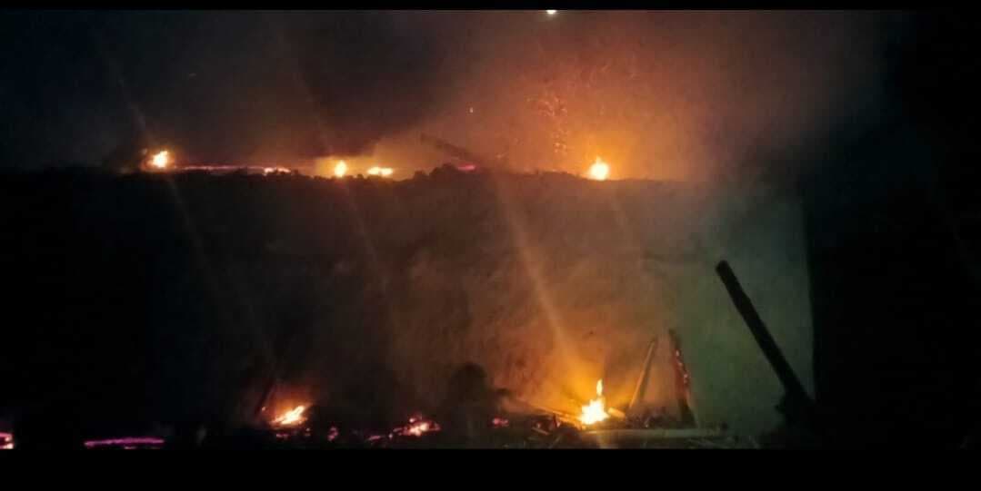 Giridih News :बिरनी में भीषण आग से सात घर जले, लाखों का नुकसान