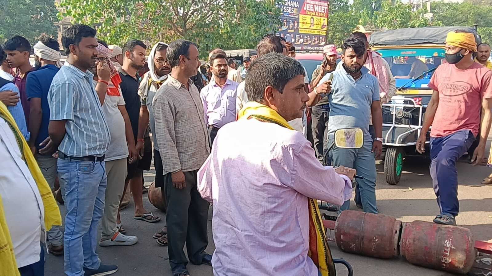 गैस किल्लत पर फूटा उपभोक्ताओं का गुस्सा, सड़क जाम कर किया प्रदर्शन