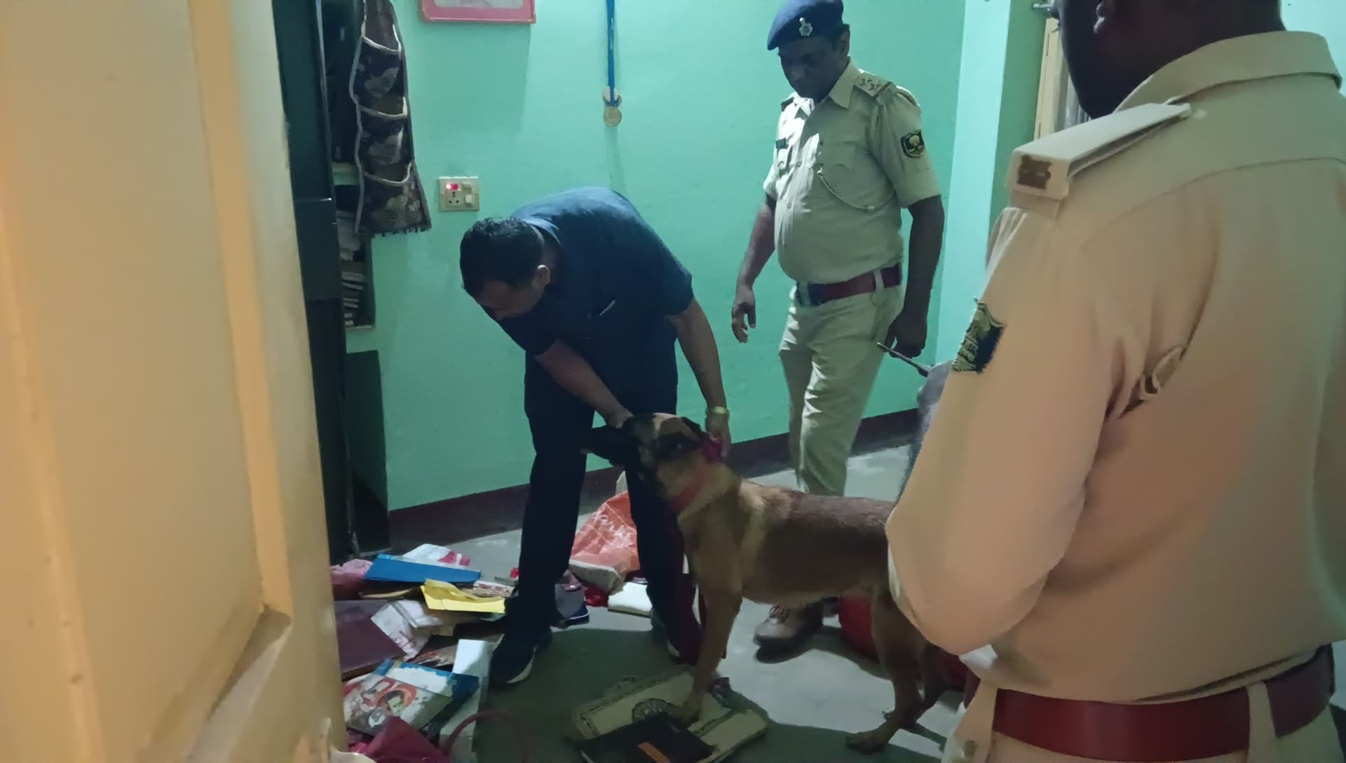 सूने घर को चोरों ने बनाया निशाना, कीमती सामानों पर किया हाथ साफ