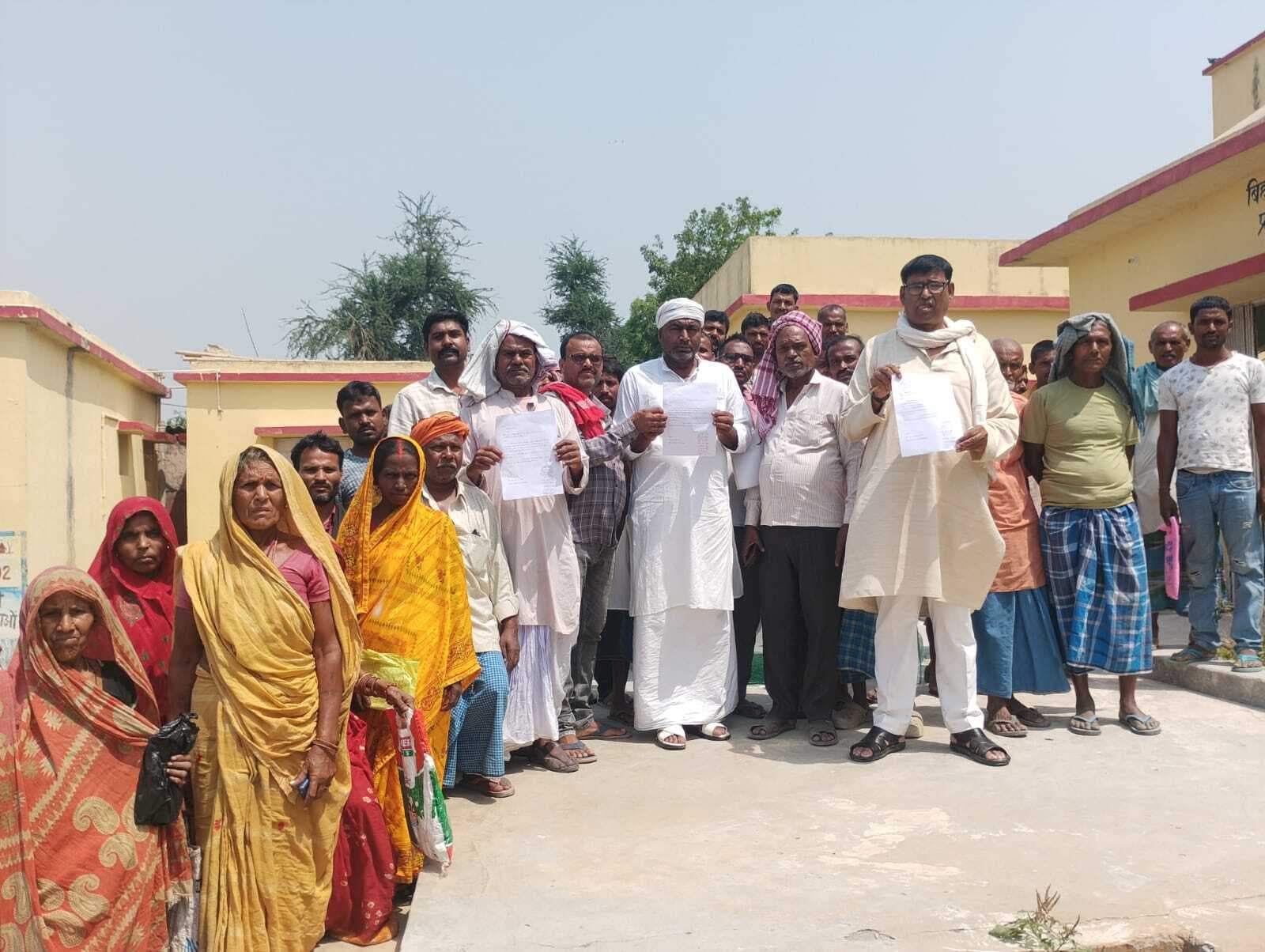 फसल क्षतिपूर्ति में उगाही का आरोप, किसानों ने किया प्रदर्शन, जांच की मांग