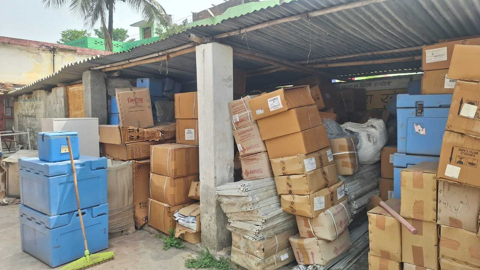 पीएचसी में यत्र-तत्र रखी रहती हैं दवाएं