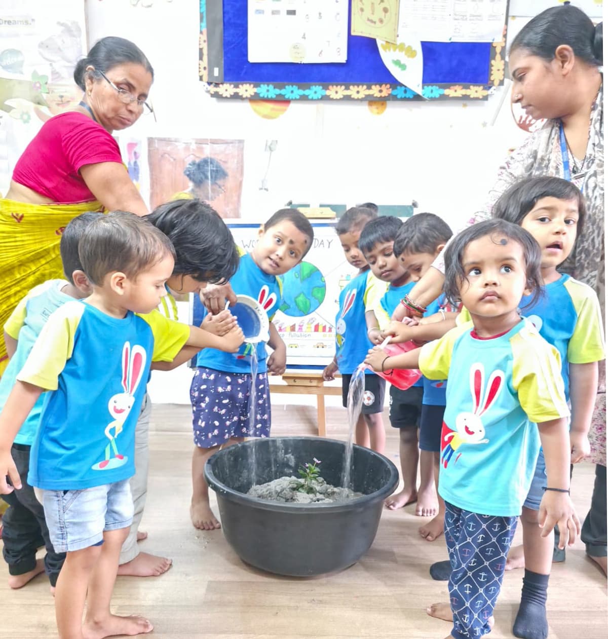 यूरोकिड्स प्री-स्कूल के बच्चों ने पौध रोपण कर मनाया पृथ्वी दिवस