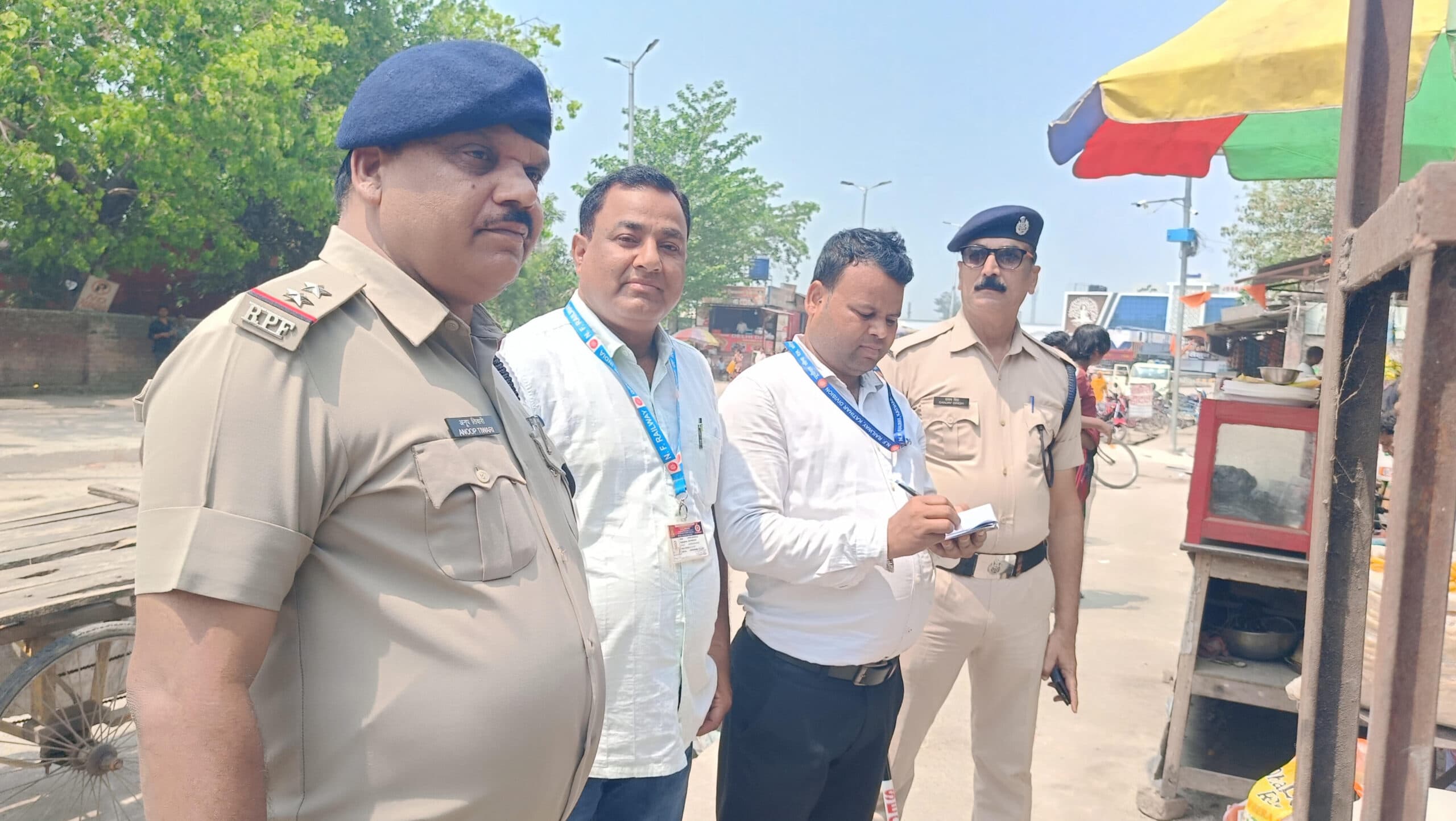 रेलवे परिसर से हटायी गयीं दुकानें