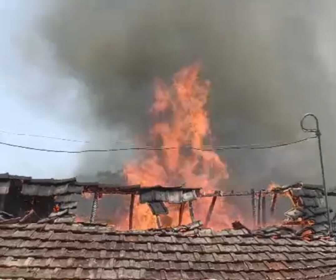 अमदाबाद के डुमरिया गांव में खाना बनाने के दौरान लगी आग, एक दर्जन से अधिक घर राख