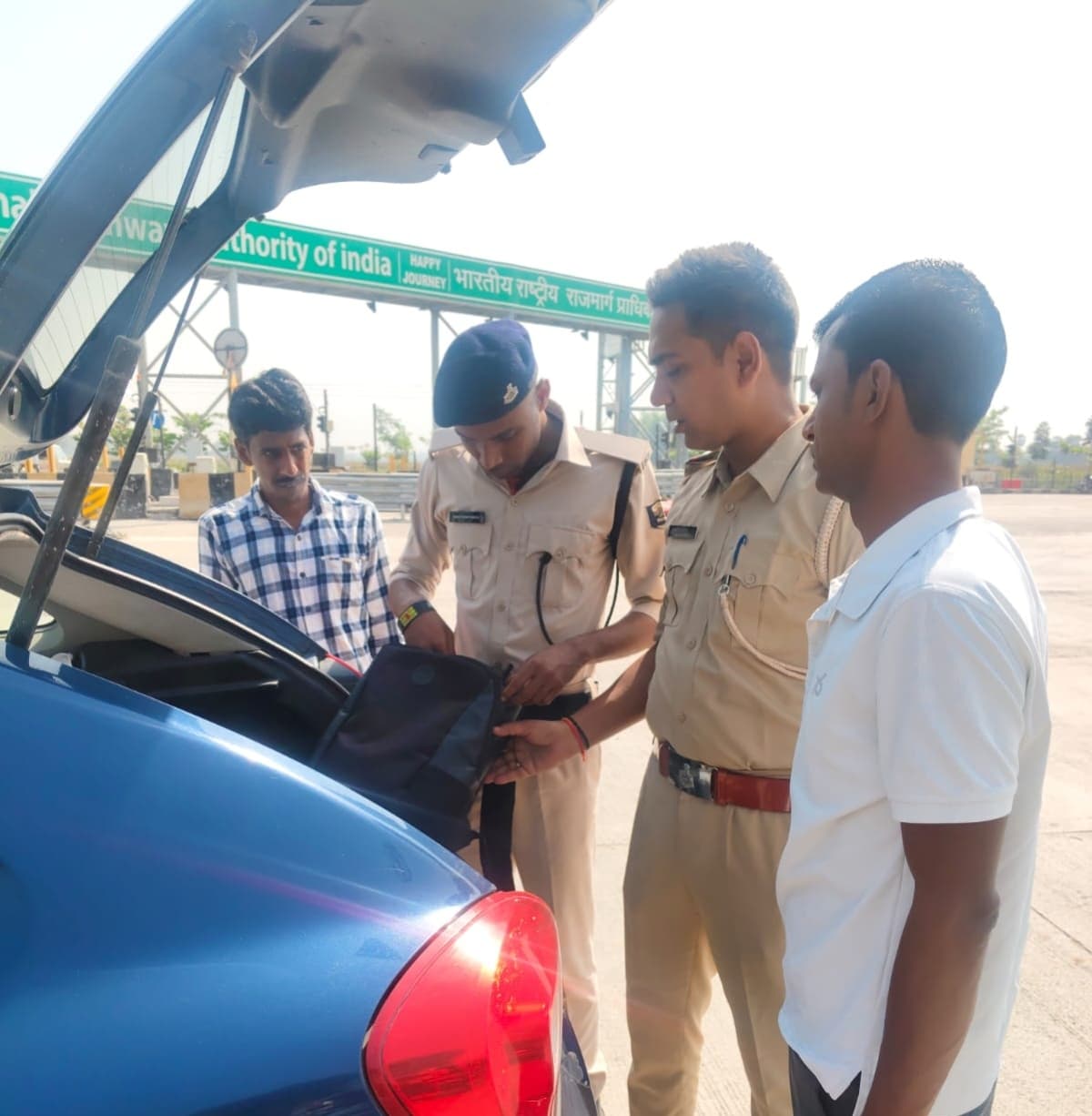 पुलिस ने चलाया वाहन चेकिंग अभियान